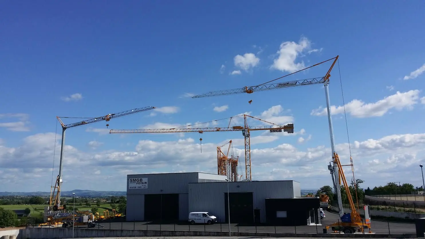 Le dépôt SMGB à Manhac avec ses grues Potain montées